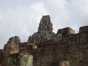 5-2カンボジア　アンコールトム　バイヨン中央祠堂とレリーフ　